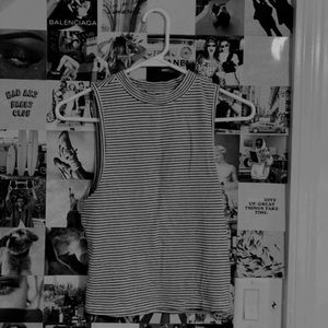 Sleeveless stripe turtleneck T-shirt